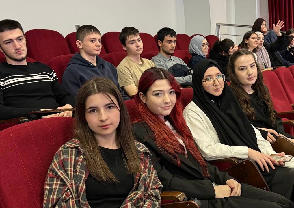 Студенты гуманитарно-педагогического колледжа — участники юбилея Молодёжного парламента Махачкалы